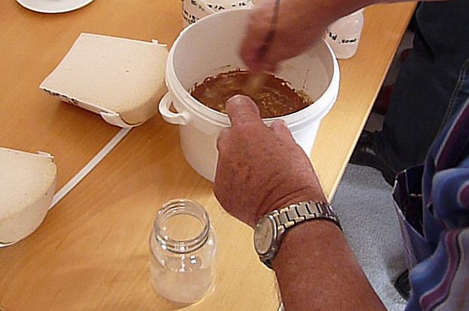 Neuen Baustoff entwickelt (Foto: Karl-Heinz Herrmann) Neuen Baustoff entwickelt (Foto: Karl-Heinz Herrmann)