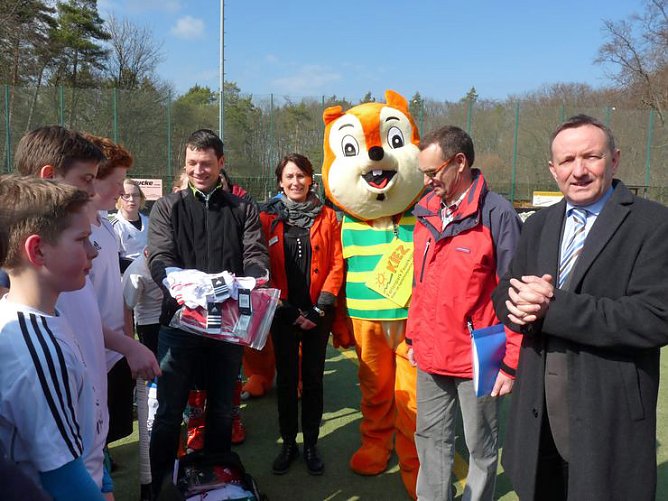 Hockey auf der Feuerkuppe (Foto: Karl-Heinz Herrmann) Hockey auf der Feuerkuppe (Foto: Karl-Heinz Herrmann)