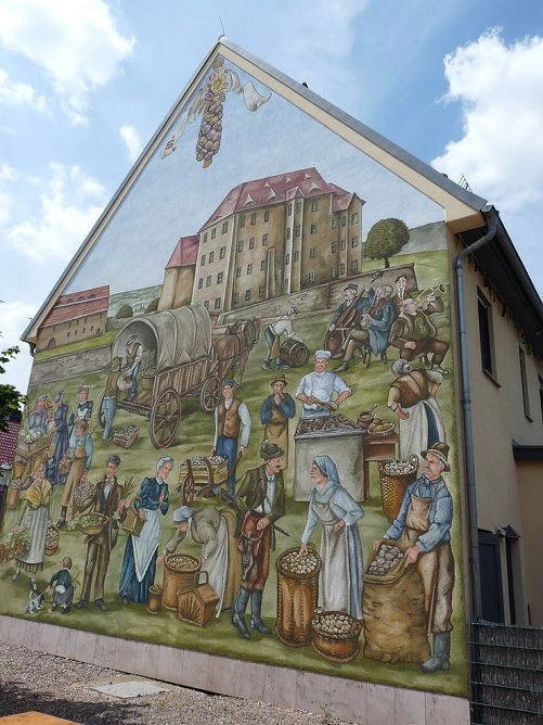 Volksfest vor Wandbild (Foto: Karl-Heinz Herrmann) Volksfest vor Wandbild (Foto: Karl-Heinz Herrmann)