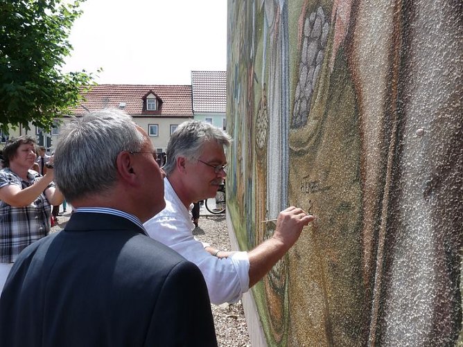 Volksfest vor Wandbild (Foto: Karl-Heinz Herrmann) Volksfest vor Wandbild (Foto: Karl-Heinz Herrmann)