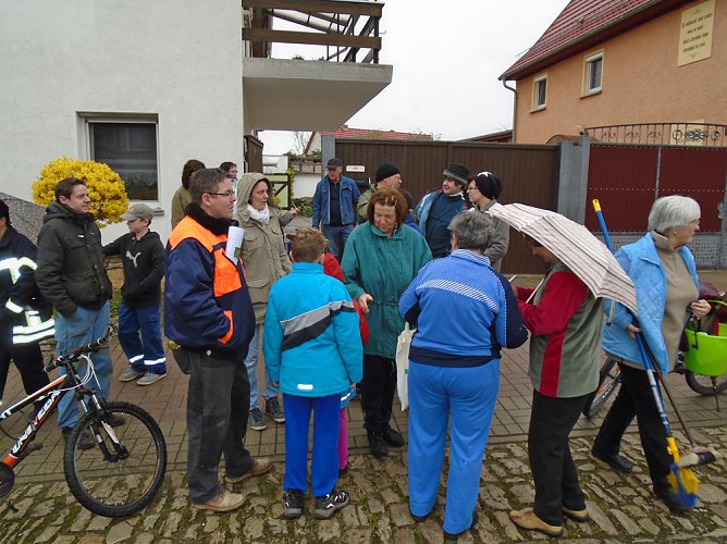 Trotz Regens Rekordbeteiligung beim 2. Etzlebener Frühjahresputz (Foto: Peter Keßler) Trotz Regens Rekordbeteiligung beim 2. Etzlebener Frühjahresputz (Foto: Peter Keßler)