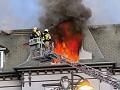 Die Flammen schlagen aus dem Obergeschoss. (Silvio Dietzel)