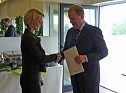 Zeugnis&uuml;bergabe (Foto: Karl-Heinz Herrmann)