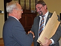 Ehrengabe erhalten (Foto: Karl-Heinz Herrmann)