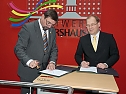 Vertrag besiegelt (Foto: Karl-Heinz Herrmann)