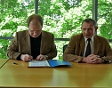 Verträge übergeben (Foto: Karl-Heinz Herrmann) Verträge übergeben (Foto: Karl-Heinz Herrmann)