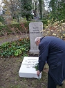 Gedenkstein enth&uuml;llt (Foto: Karl-Heinz Herrmann)