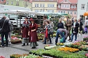 Blumenm&auml;dchen trifft Marktfrau (Foto: Karl-Heinz Herrmann)