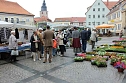 Blumenm&auml;dchen trifft Marktfrau (Foto: Karl-Heinz Herrmann)