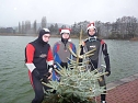 Weihnachtstauchen im Bebraer Teich (Foto: Karl-Heinz Herrmann) Weihnachtstauchen im Bebraer Teich (Foto: Karl-Heinz Herrmann)