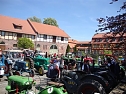Schlepper und Traktoren auf dem Schlosshof (Foto: privat) Schlepper und Traktoren auf dem Schlosshof (Foto: privat)