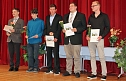 Zeugnisse &uuml;bergeben (Foto: Karl-Heinz Herrmann)