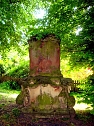 Der alte Grabstein an der Oberkirche erz&auml;hlt�. (Foto: Peter Zimmer)
