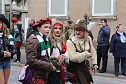 N&auml;rrinnen und Narren ziehen durch die Stadt (2) (Foto: Karl-Heinz Herrmann)
