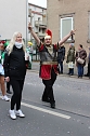 N&auml;rrinnen und Narren ziehen durch die Stadt (2) (Foto: Karl-Heinz Herrmann)