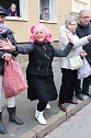 N&auml;rrinnen und Narren ziehen durch die Stadt (2) (Foto: Karl-Heinz Herrmann)