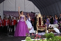 Krönung und Ansprache der neuen Fliederkönigin (Foto: Karl-Heinz Herrmann) Krönung und Ansprache der neuen Fliederkönigin (Foto: Karl-Heinz Herrmann)