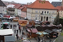 Feuchter Start des Weihnachtsmarkts (Foto: Karl-Heinz Herrmann)