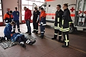 Junge Feuerwehrleute bei DRK-Ausbildung (Foto: Karl-Heinz Herrmann) Junge Feuerwehrleute bei DRK-Ausbildung (Foto: Karl-Heinz Herrmann)