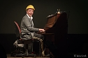 Ein Mann allein am Klavier (Foto: Jana Gro&szlig;)