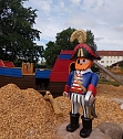 PLAYMOBIL-Aktivschiff leget in Greu&szlig;en an Am Montagvormittag hat in der Kita Sonnenk&auml;fer von Greu&szlig;en ein Piratenschiff angelegt...  .. und wartet nun auf seine Besatzung. Das neue Schiff ist ein einzigartiges Spielger&auml;t der Stiftung Kinderf&ouml;rderung von Playmobil, das die motorische Entwicklung von Kindern f&ouml;rdert und in Au&szlig;enanlagen von Kindereinrichtungen f&uuml;r Bewegung, Spielspa&szlig; und jede Menge Ab (Foto: Stadt Greu&szlig;en)