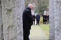 B&uuml;rgermeister Steffen Grimm  (vorne) - Gedenken zum Volkstrauertag im Ehrenhain auf dem Hauptfriedhof in Sondershausen (Foto: Eva Maria Wiegand)