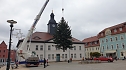 Weihnachtstanne wird von dem Frankenhäuser Rathaus aufgestellt (Foto: Stadtmarketing Bad Frankenhausen) Weihnachtstanne wird von dem Frankenhäuser Rathaus aufgestellt (Foto: Stadtmarketing Bad Frankenhausen)