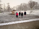 Kinder vom Leseclub im Freizeitzentrum Artern freuen sich &uuml;ber den Schnee (Foto: Janet Haselhuhn)