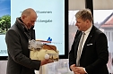Nach der F&ouml;rdermittel&uuml;bergabe erh&auml;lt Minister Tiefensee von B&uuml;rgermeister Strejc ein Geschenk der Stadt Bad Frankenhausen (Foto: Eva Maria Wiegand)