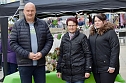 B&uuml;rgermeister  Steffen Grimm besuchte die St&auml;nde auf dem Sondersh&auml;user Ostermarkt und kam mit den H&auml;ndlerinnen und H&auml;ndlern ins Gespr&auml;ch (Foto: Eva Maria Wiegand)
