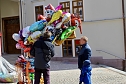 Bunte Luftballons auf dem Sondersh&auml;user Ostermarkt (Foto: Eva Maria Wiegand)
