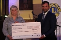 li. Bettina Horn-Rätsch (Leiterin der Jugendhilfestation Ebeleben) erhält eine Spende des LIONS Clubs Sondershausen; re. Matthias Minalga (Foto: Eva Maria Wiegand) li. Bettina Horn-Rätsch (Leiterin der Jugendhilfestation Ebeleben) erhält eine Spende des LIONS Clubs Sondershausen; re. Matthias Minalga (Foto: Eva Maria Wiegand)