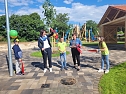 Kinder freuen sich über ihren neuen Schulspielplatz (Foto: LRA Sondershausen) Kinder freuen sich über ihren neuen Schulspielplatz (Foto: LRA Sondershausen)