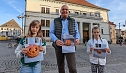 Bürgermeister Steffen Grimm mit zwei Gewinnerinnen des Kürbisschnitzwettbewerbs (Foto: Janine Skara) Bürgermeister Steffen Grimm mit zwei Gewinnerinnen des Kürbisschnitzwettbewerbs (Foto: Janine Skara)