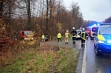Der verunfallte Fahrer musste mit der Rettungsschere aus seinem Auto befreit werden (Foto: S. Diezel) Der verunfallte Fahrer musste mit der Rettungsschere aus seinem Auto befreit werden (Foto: S. Diezel)