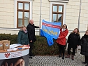 Vor dem Landratsamt Kyffh&auml;userkreis hissten Christin Nowak, Gleichstellungsbeauftragte der Stadt Sondershausen, B&uuml;rgermeister Steffen Grimm, Landr&auml;tin Antje Hochwind-Schneider und Constanze Gothe vom Frauenhaus in Sondershausen die Flagge gegen Gewalt an Frauen und M&auml;dchen. (Foto: Janine Skara)