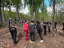 Schülerinnen und Schüler der 7. Klasse der Franzbergschule bauen ein neues Klettergerüst für die Kattas im Affenwald Straußberg (Foto: Silvio Dietzel) Schülerinnen und Schüler der 7. Klasse der Franzbergschule bauen ein neues Klettergerüst für die Kattas im Affenwald Straußberg (Foto: Silvio Dietzel)