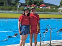 Carolin Özbek (li.) und Schulabsolventin Alanis Ruppert (re.) sicherten am Beckenrand die Schwimmer ab (Foto: Janine Skara) Carolin Özbek (li.) und Schulabsolventin Alanis Ruppert (re.) sicherten am Beckenrand die Schwimmer ab (Foto: Janine Skara)