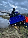 Unimog-Bergung auf schlammigem Weg (Foto: THW/Silvio Dietzel)