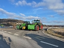  Landwirte mit ihren Maschinen blockieren die Bundesstra&szlig;e 4 bei Sondershausen (Foto: S. Dietzel)