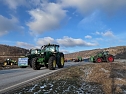  Landwirte mit ihren Maschinen blockieren die Bundesstra&szlig;e 4 bei Sondershausen (Foto: S. Dietzel)