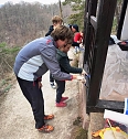 Frühjahrsputz auf der Hornungshöhe. Viele Hände bereiteten ein schnelles "Putzende" (Foto: Peter Keßler) Frühjahrsputz auf der Hornungshöhe. Viele Hände bereiteten ein schnelles "Putzende" (Foto: Peter Keßler)
