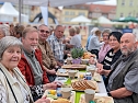 Seniorenfr&uuml;hst&uuml;ck auf dem Sondersh&auml;user Marktplatz (Foto: Janine Skara)