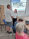 Vortrag der Mitarbeiterin der Landespolizeiinspektion Thüringen über Verkehrssicherheit im Alter im Seniorentreff Jecha (Foto: Wolfgang Dittrich) Vortrag der Mitarbeiterin der Landespolizeiinspektion Thüringen über Verkehrssicherheit im Alter im Seniorentreff Jecha (Foto: Wolfgang Dittrich)