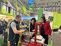 Landrätin Antje Hochwind-Schneider und Christian SchelDer Tourismusverband Südharz Kyffhäuser auf der Grünen Woche in Berlin. (Foto: Andrea Hellmann) Landrätin Antje Hochwind-Schneider und Christian SchelDer Tourismusverband Südharz Kyffhäuser auf der Grünen Woche in Berlin. (Foto: Andrea Hellmann)