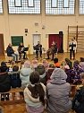 Einige Musiker des Loh-Orchesters besuchten die Grundschule in Hohenebra. (Foto: Isabell Urland) Einige Musiker des Loh-Orchesters besuchten die Grundschule in Hohenebra. (Foto: Isabell Urland)