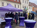 Einmal essen, zweimal satt. Suppenverteilung mit Landr&auml;tin auf dem Sondersh&auml;user Marktplatz (Foto: Karina Krausholz)