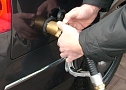 Aufschrauben Verschluss bei Autogas (Foto: Karl-Heinz Herrmann)