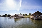 Bild: WasserLodges auf Ferienpark TerSpegelt (Foto: www.glambing.info)