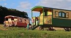 Bild: Zirkuswagen auf dem Ur Laub`s Hof (Foto: www.glambing.info)